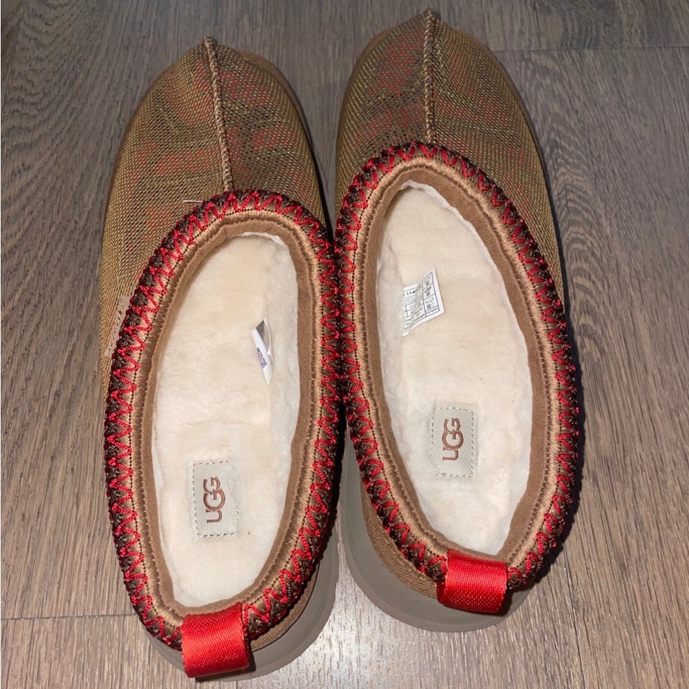 UGG Tazz Maxi Tasman Slippers with Red Stitching - Picture 2 of 4